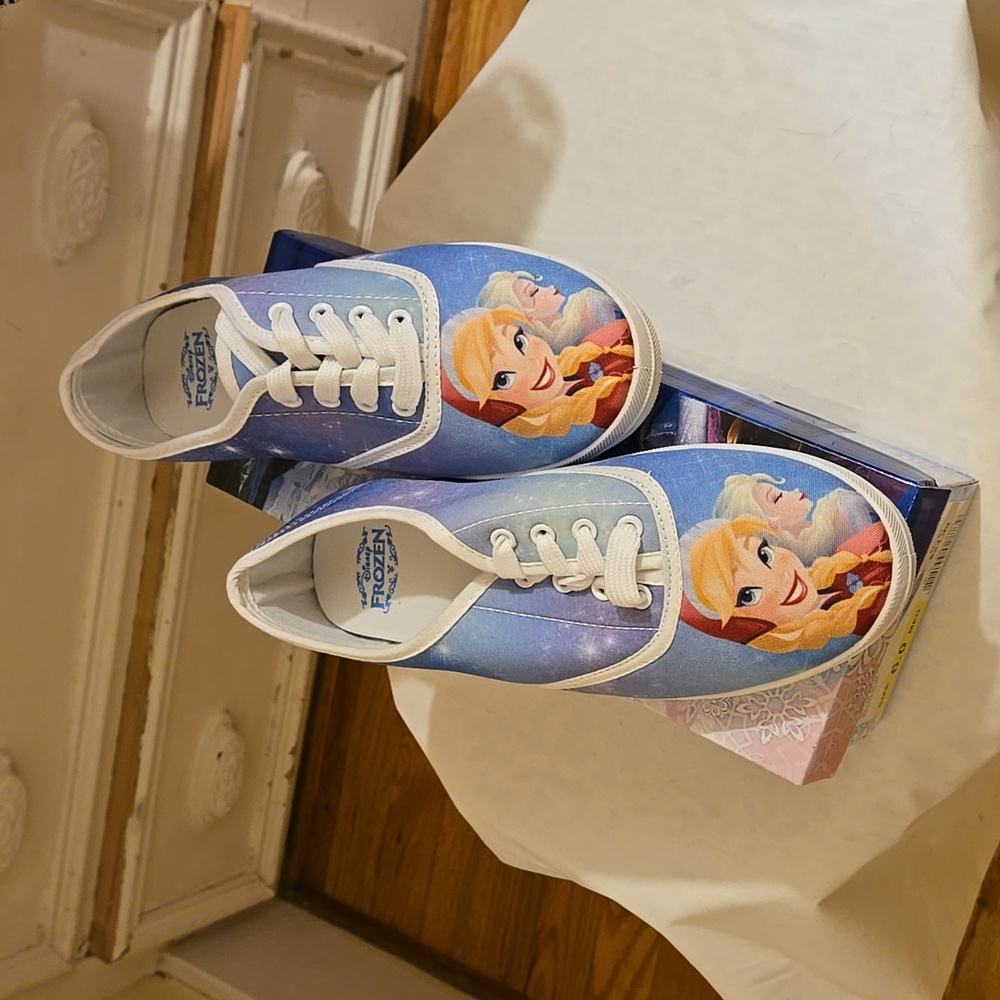 NIB Disney Frozen sneakers Sz 6 ⭐